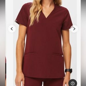 NWOT Figs women’s petite burgundy casma three pocket scrub top